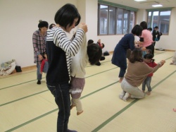 ママにしっかりつかまって、 ぶらさがりごっこ。