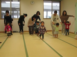畳の線の上を歩くよ。 おっとっと。線から落ちないように気を付けて。
