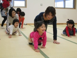 ママと一緒にはいはい。