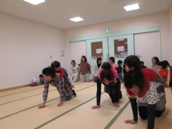 ママの背中に乗って おうまさんごっこ。