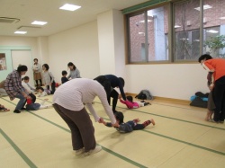 ママの指にしっかりつかまって。 