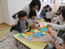 紙コップを使って鬼のおめんを作ります。