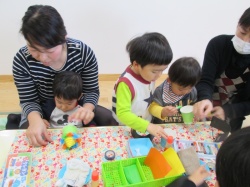 鬼に、カラフルな髪の毛をくっつけて、 おめめをつけたら、出来上がり！