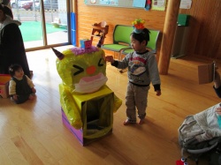 黄色おにさん、いたい、いたいなの？ よしよし。