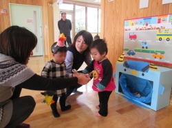 このまめを、おにのお口にぽんってするんだよ。