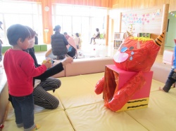 泣き虫おにさんに　豆をエイッ！