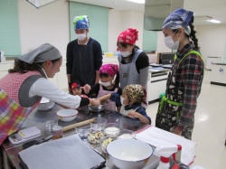 今日はクッキー作り。 小麦粉、バター、砂糖をこねこねするよ。