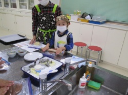 クッキーの生地をよ～くのばします。　