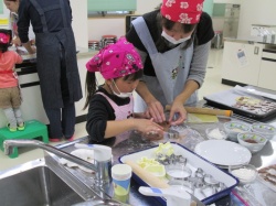 ハートの型を上手に抜いて。