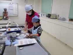 べたべたくっつかないように、小麦粉を薄く振ってから型抜きです。