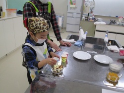 カステラとヨーグルトをまぜれば出来上がり。 ぼくにも、簡単にできちゃうよ。