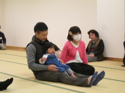 パパのおひざでのんびり、のんびり。