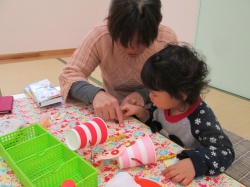 ほっぺのシールを貼って、 アンパンマンの顔を作るよ。