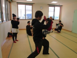 いち、に、いち、に。 パパの足を上ります。