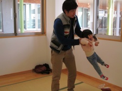 パパ、ブランコ。 ぶーらん、ぶーらん