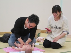 お腹をやさしくなでなで。