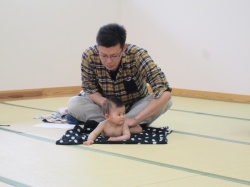 背中をかぷかぷかぷ～。