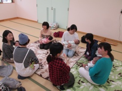 夜中、泣きますか？ うちの子、ベッドに下ろそうとすると気づいて泣いちゃうんです・・・。