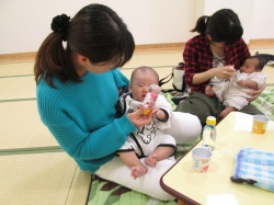 ほら、 きらきらのガラガラ、きれいだね。