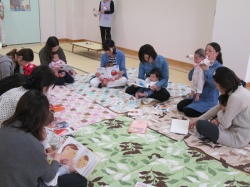 赤ちゃん絵本の読みあいっこ。 「こんな絵本もあるんだね。」