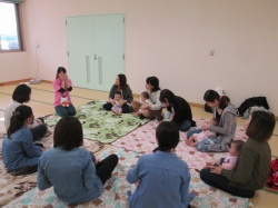 ♪いないいないばぁ～♪ 4～５カ月の子どもたちは、 こんな遊びが大好きです！