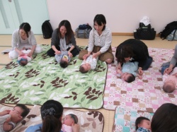 ♪おつむ、てんてんてん 　ほっぺ、ぽんぽんぽん♪ ふれあい遊びも大好きです。
