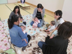 “なかなか寝てくれないんです” ママたちのお話は続きます。