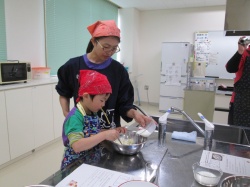 牛乳を少しずつ入れながら まだ混ぜます。