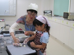 ママと一緒に丸めるよ。