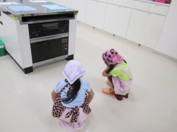 “（わたしたち）もういいかい？” “（オーブン）まあだだよ”