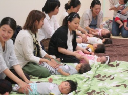 ♪ラララ、ぞうきん 　ラララ、ぞうきん。 ママと一緒にふれあい遊び。