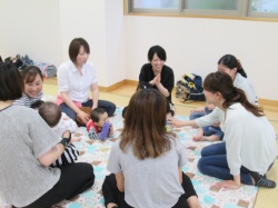 グループに分かれておしゃべりタイム。