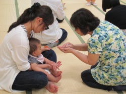 ♪にぎり、ぱっちり 　たてよこひよこ♪