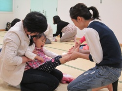 ♪東京都、日本橋♪ 今日は、足をこちょこちょするよ。
