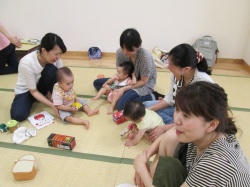 お母さんたちも集まって お話に夢中です。