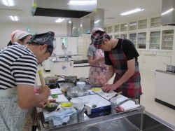 そして、だし汁を加えてペースト状にすりつぶします。