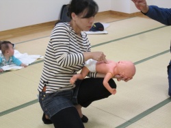 ２本指で胸を押します。