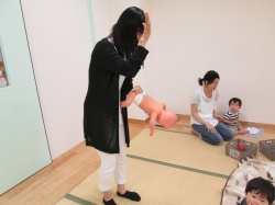 背中を強く叩きます。