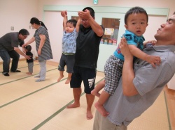 ぱぱ、力持ち！ すごーい!!