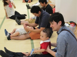 ♪バスに乗ってゆられてる 　ゴーゴー!!