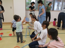 お姉さん、ほら、お魚釣れたよ！