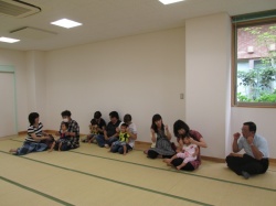 今日はおじいちゃん、おばあちゃんと 遊びましょう。