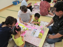 マラカスを作ります。 のりでぺったん、飾りをつけるよ。