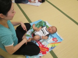 まずは、赤ちゃんのヨガです。