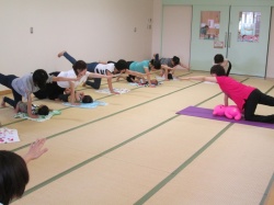 次は、ママたちのヨガです。