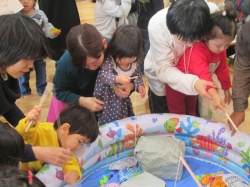 お魚をよーく見て。それっ。