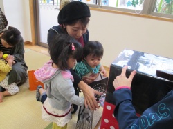 ゲームコーナー。 がちゃがちゃ、何が出るかな？