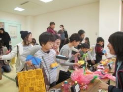 おもちゃ屋さん。 カメラをください。