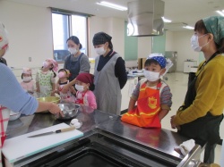 今日はシフォンケーキを作ります。