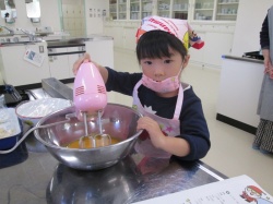 黄身と砂糖をハンドミキサーで よ～く混ぜます。